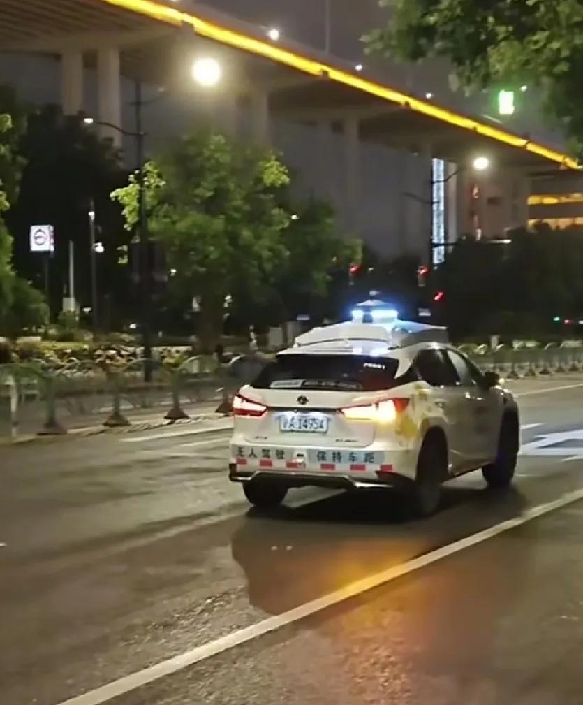 昨天“无人驾驶”出租车在上海浦东试运营啦！东方卫视记者随车报道！
       