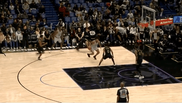 撤凳子防守难不住哈珀，强硬上篮打进，费尔斯很贼


今年两个乐透秀对位，哈珀对上