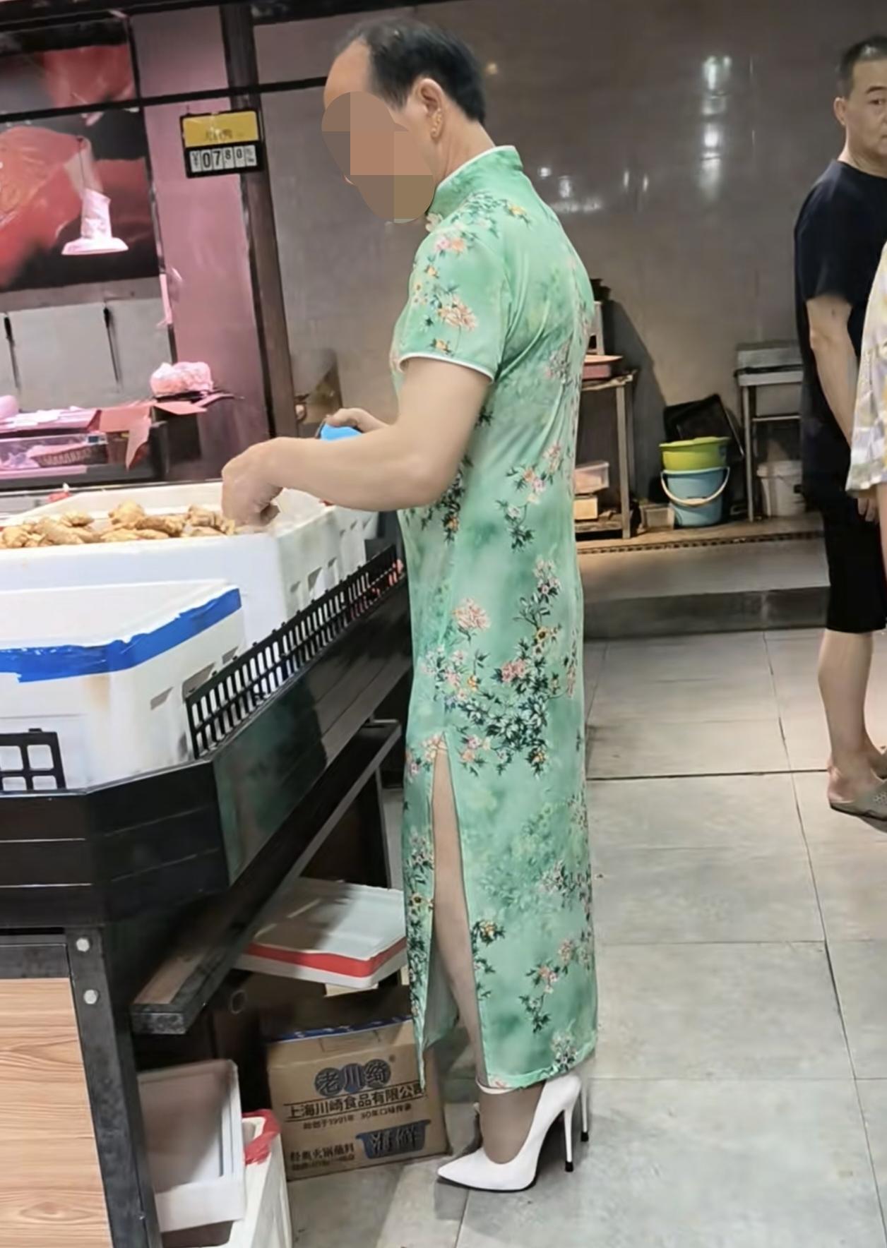 红姐刚倒下，难道一个绿姐又要出来？

不俗的绿色旗袍，配上十厘米的高跟鞋，挑生姜