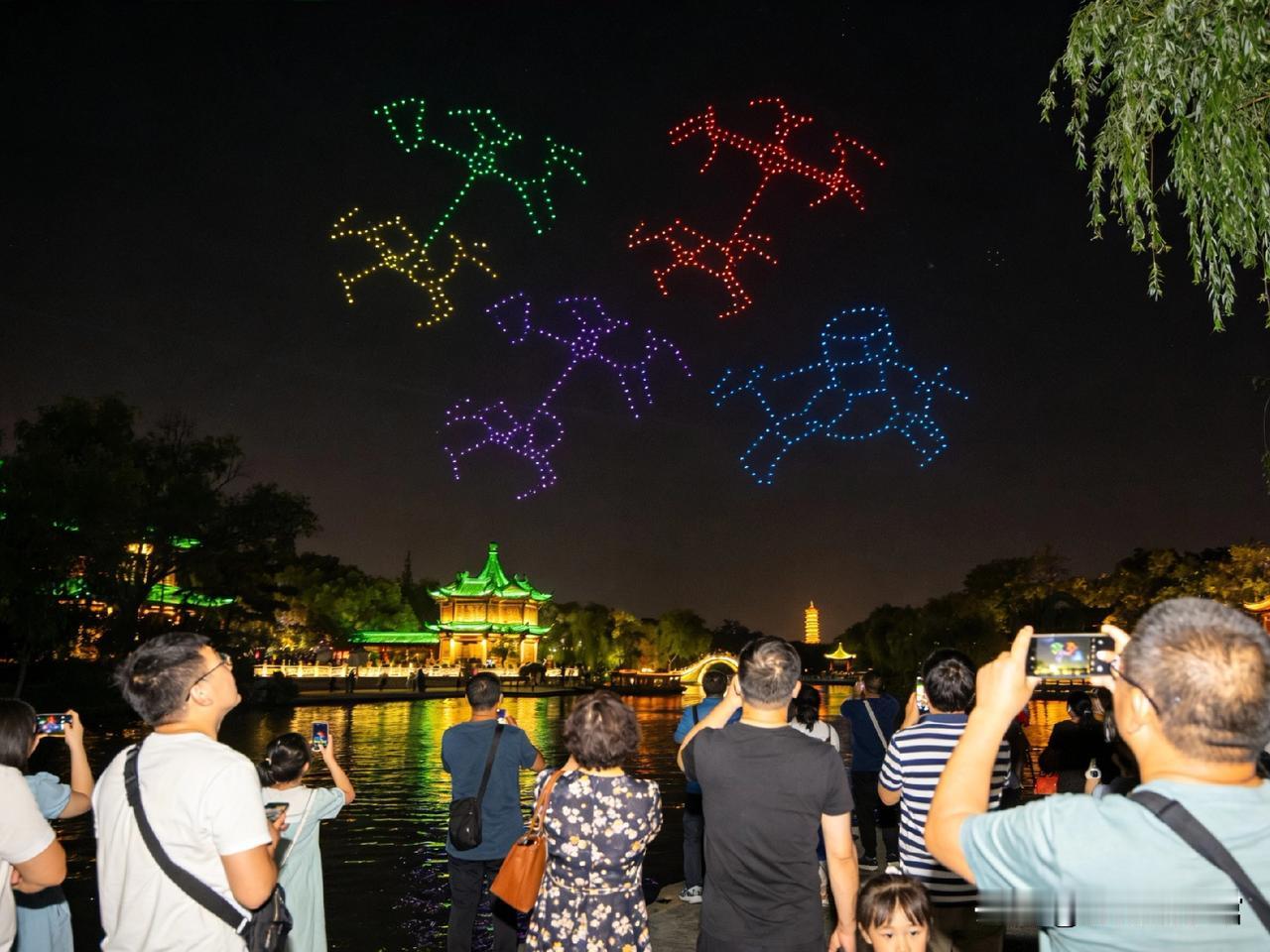 明晚8点！扬州瘦西湖千架无人机炸场，四大景区清明玩法全攻略
 
一份攻略看懂清明