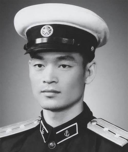 许世友长子放弃舰长回乡种地，临终捐出20万积蓄，这才是真正的将门虎子

提起开国