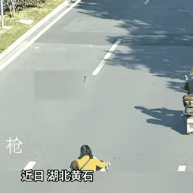 黄石的一个女子，骑着电动车，转弯的时候隔着一个车道就转弯，根本就不看对面来车的情