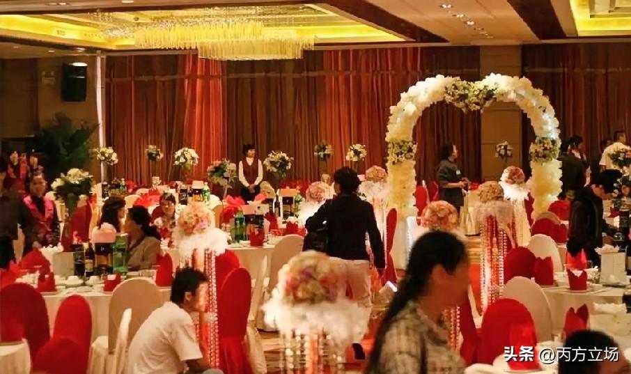 今天参加老同学女儿的婚礼，心里五味杂陈。我们都是80后，我连对象都没有，人家都当