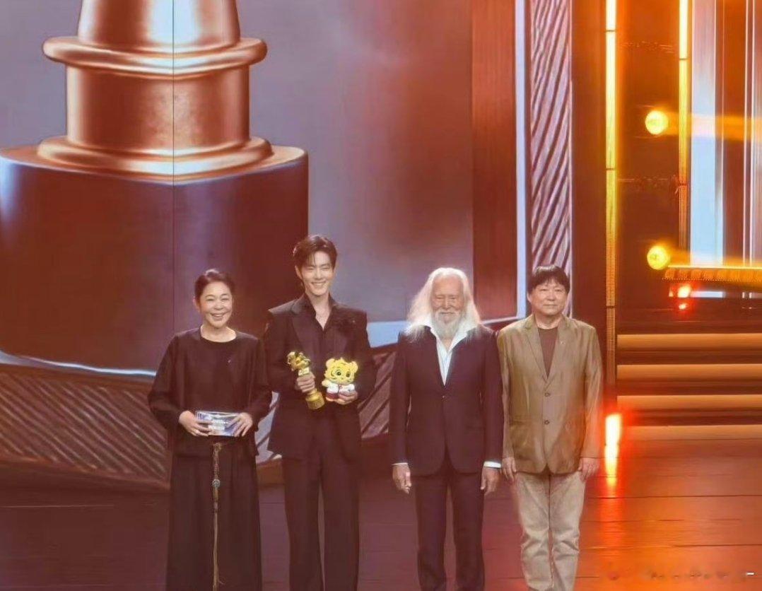 恭喜肖战获得第33届大学生电影节影帝90后首位影视双帝  肖战大影节生图