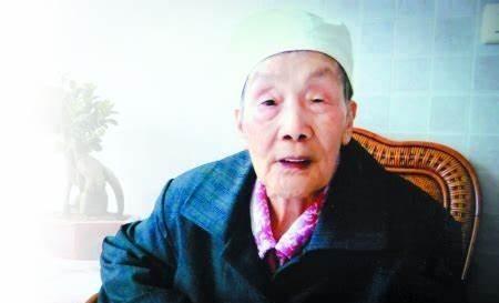 1949年，渣滓洞大屠杀中，盛国玉在枪响前倒地装死，不久，特务进来补枪，还用枪托