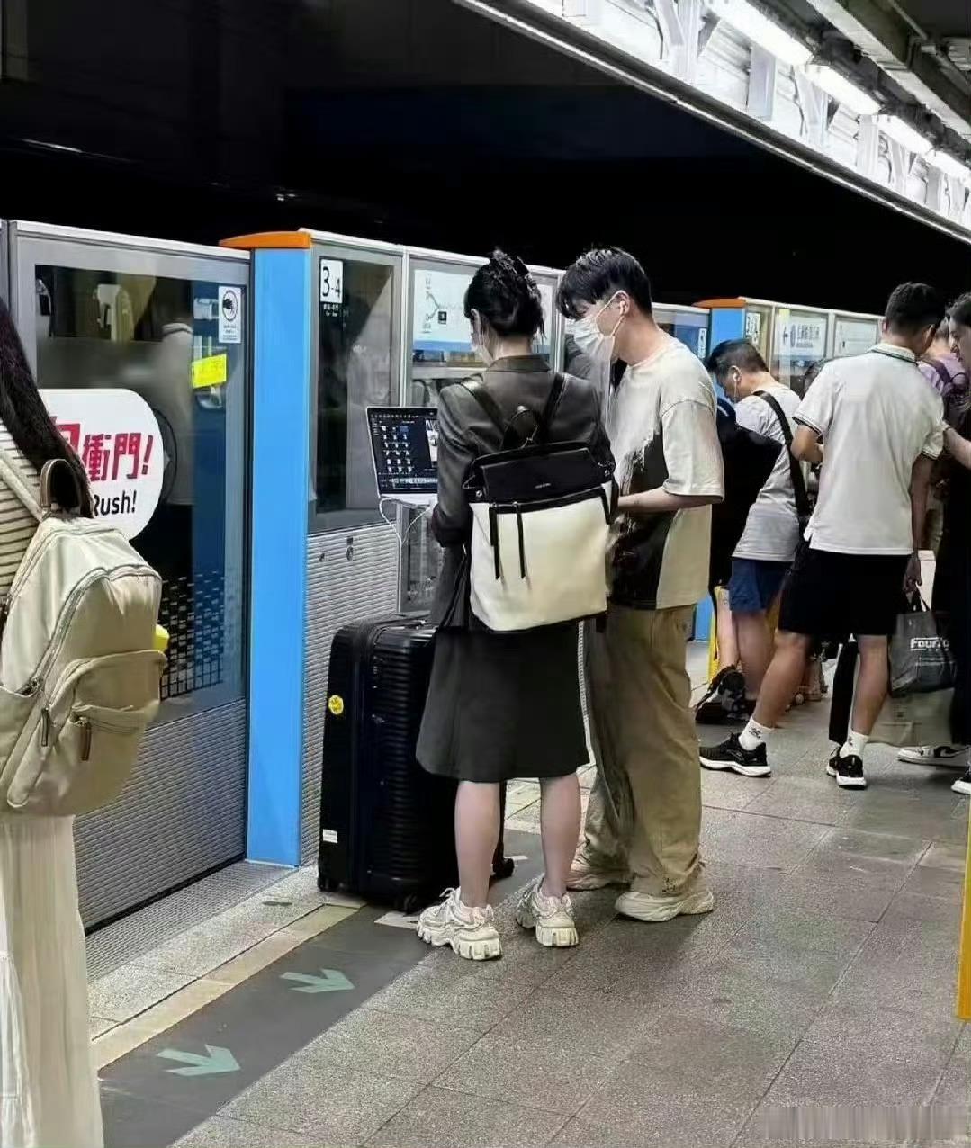 曝张雅琪和万俊丰同行照片近日，一张地铁抓拍照片再次引爆了湖南卫视主持人张雅琪与金
