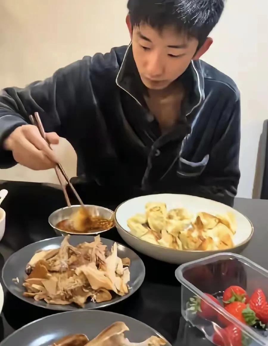 手撕酱鸭，煎饺锅贴，加水果草莓，吃上家乡菜的吴宜泽想不赢都难
决赛前，吴宜泽在英