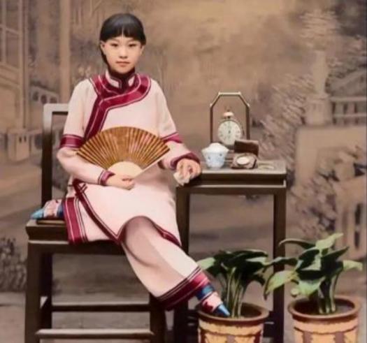 晚清名妓杨翠喜，与李叔同相恋，不料被地方官买下送给载振，引发官场大地震。李叔同出
