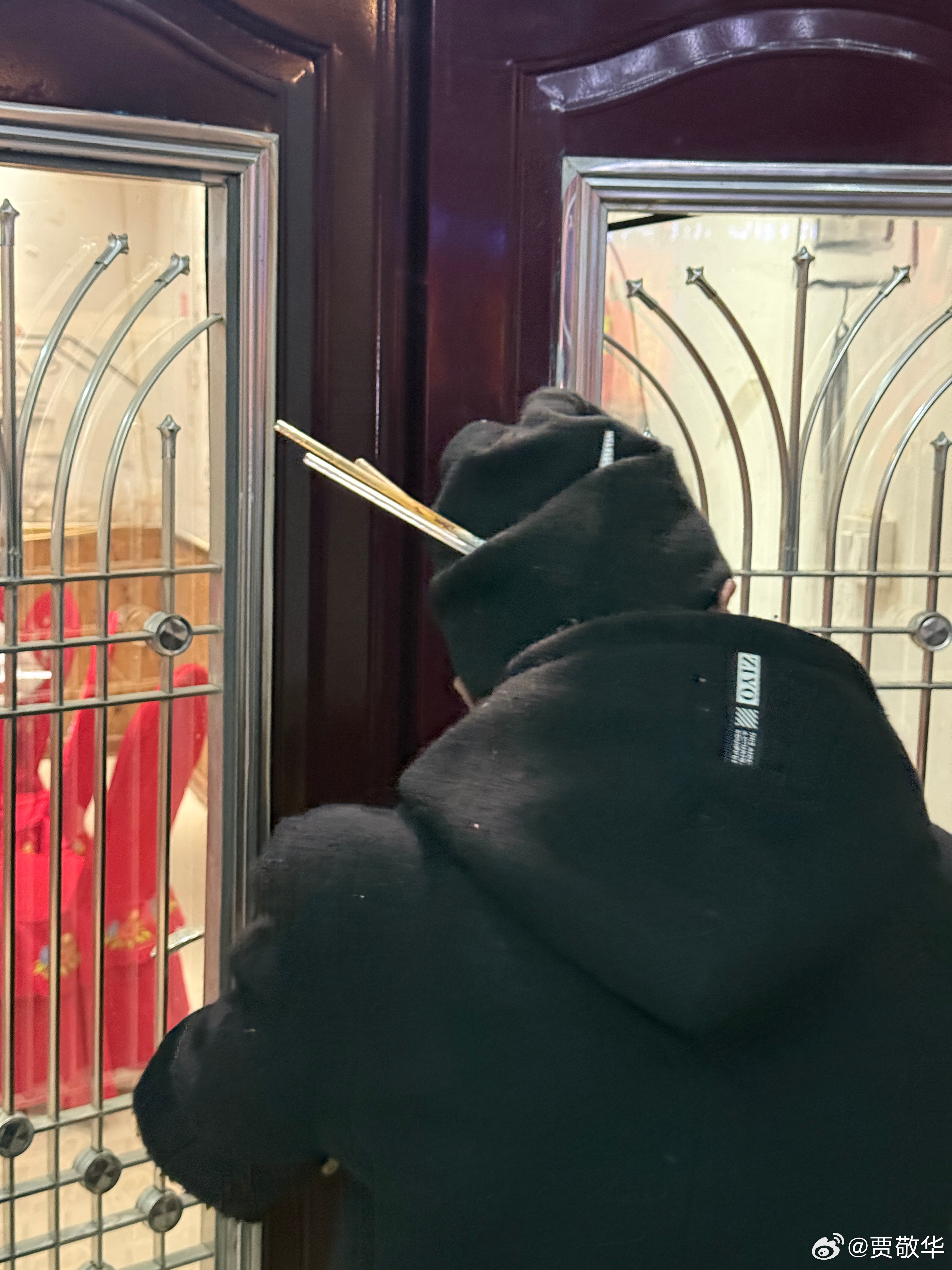 这是今年的新款式么？老爷子这帽子，有点意思哈，大家猜一下，这是什么？ 