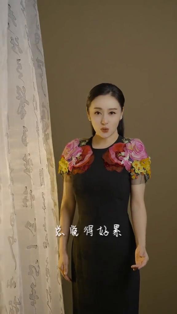别问我是谁。
作词：蔡议禅。作曲：蔡议樟。演唱：周旋。
没请过爱看谁，从没说过爱