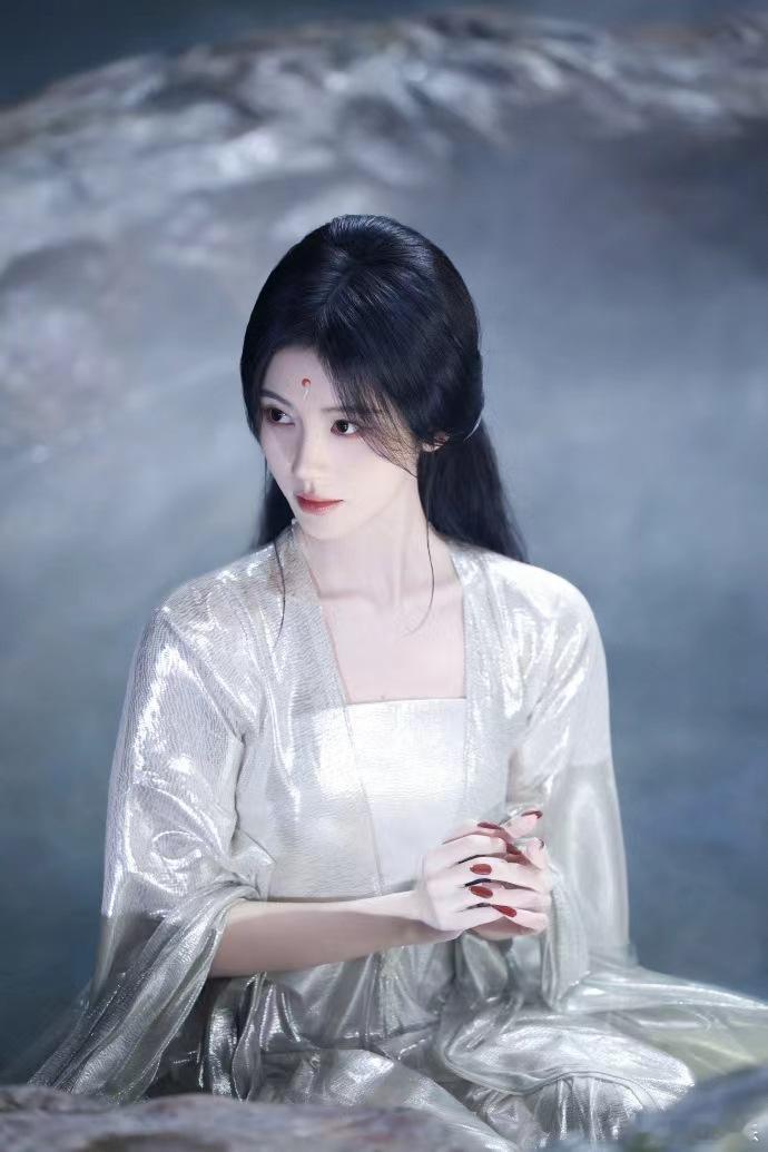 鞠婧祎月光碎鞠婧祎芜狐洒下的月光碎饵鞠婧祎月光碎，鞠婧祎芜狐洒下的月光碎饵，谁懂