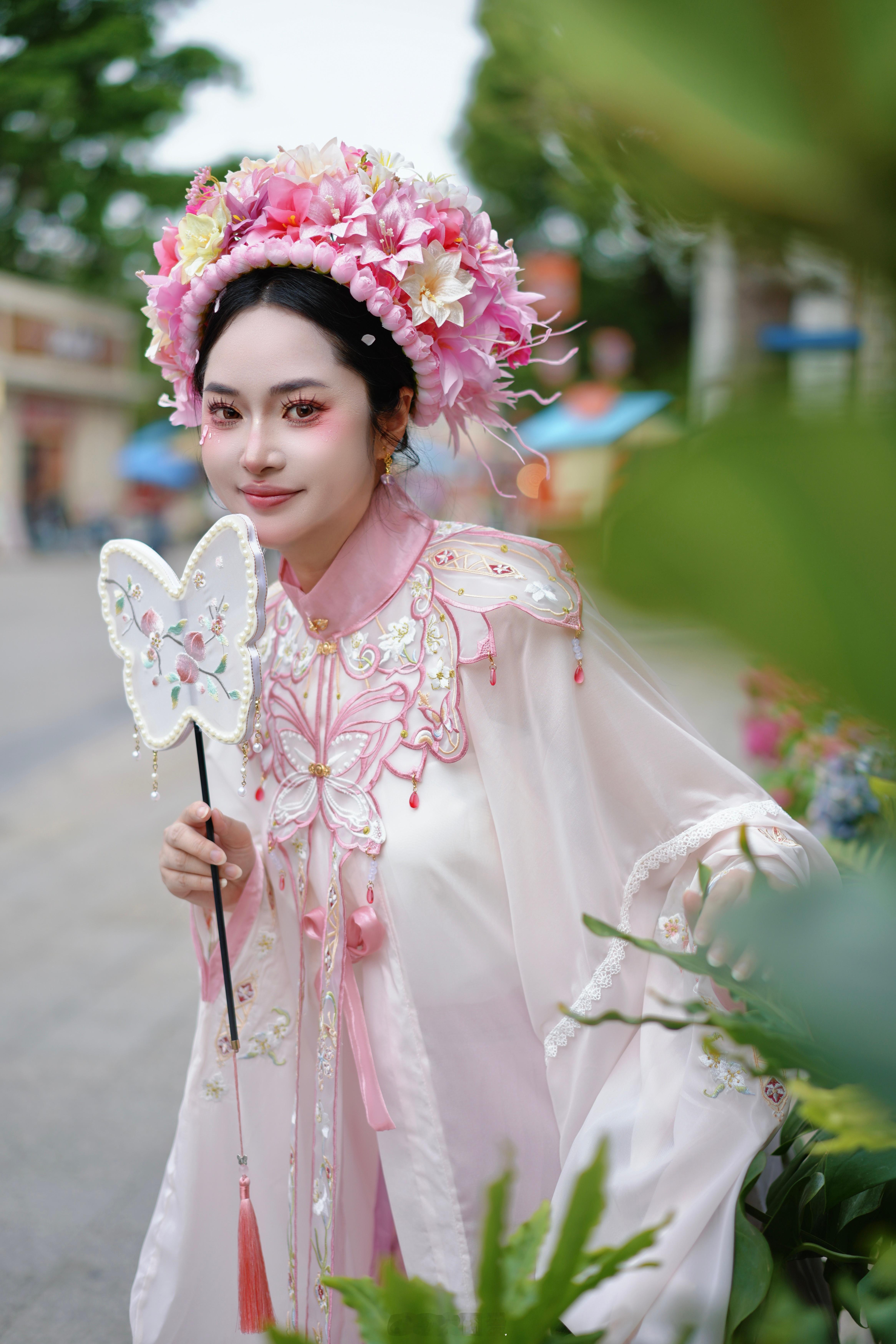 簪花的图出了还是自己p 商家那边的图都是一键修图P得跟鬼一样白……簪花日常分享人