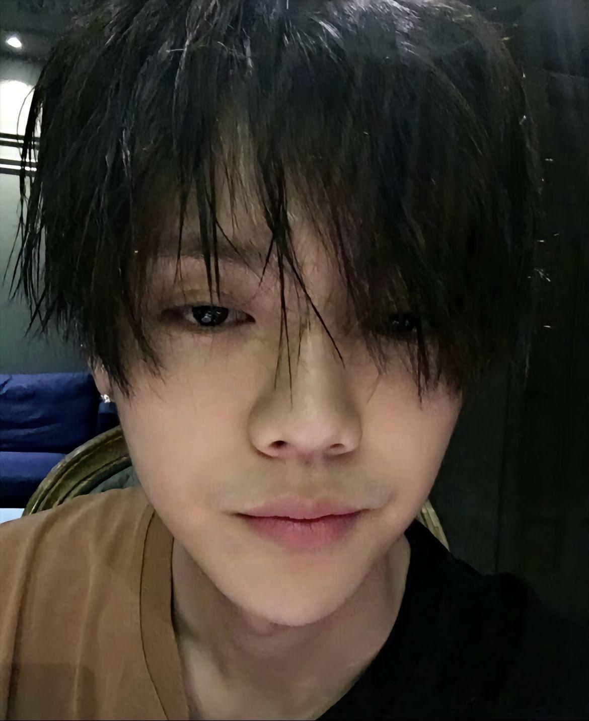 #鹿晗[超话]# 这么多年一个能打的也没有。《重生之18岁时 顶流他官宣了》鹿晗