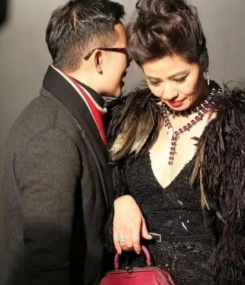 1983年，钟楚红当众撕掉了一个男人递过来的价码牌。
那张纸上，写着100万。