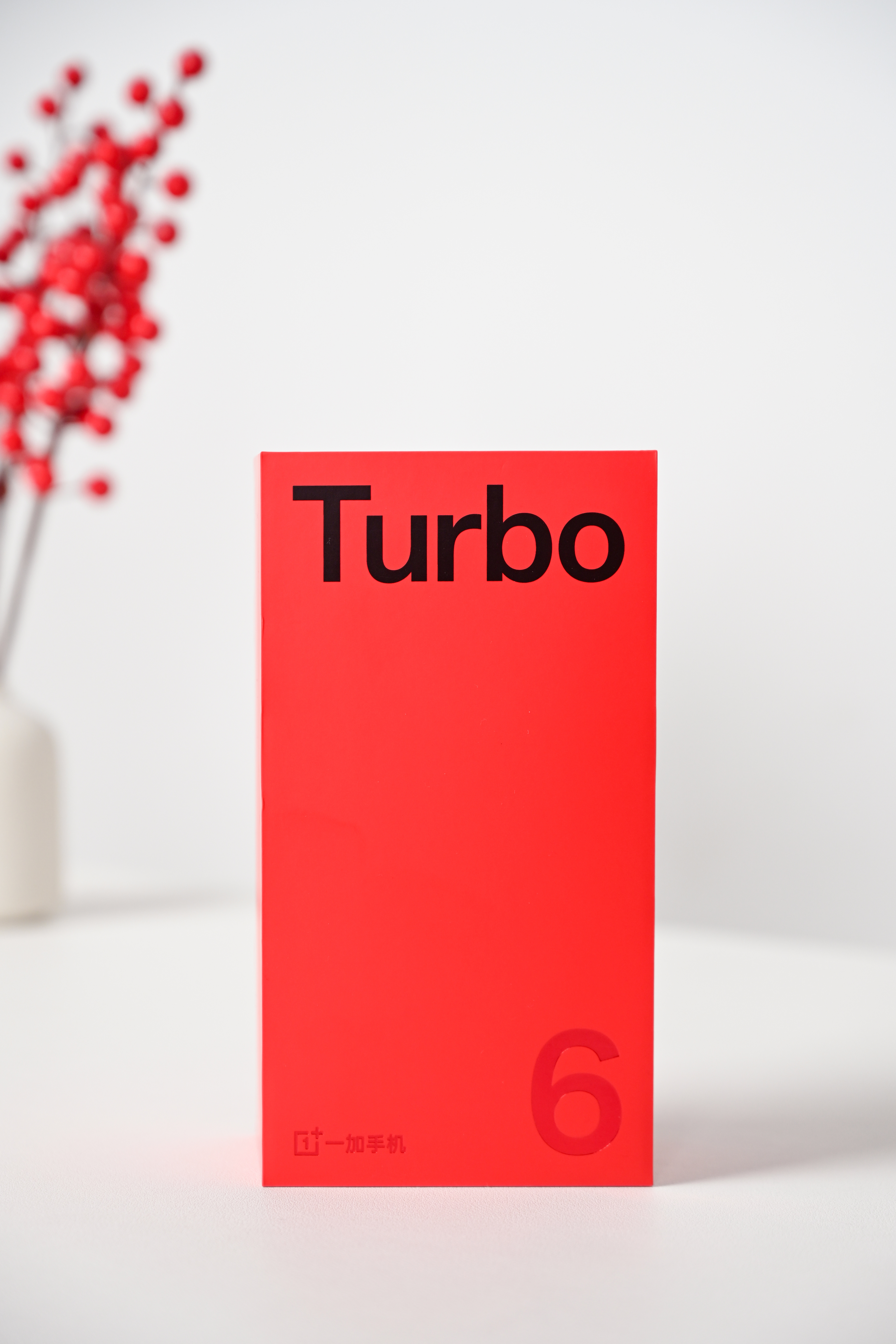 黑色版本的一加Turbo6，还是很耐看的~后摄模组Deco有点果味化~ 