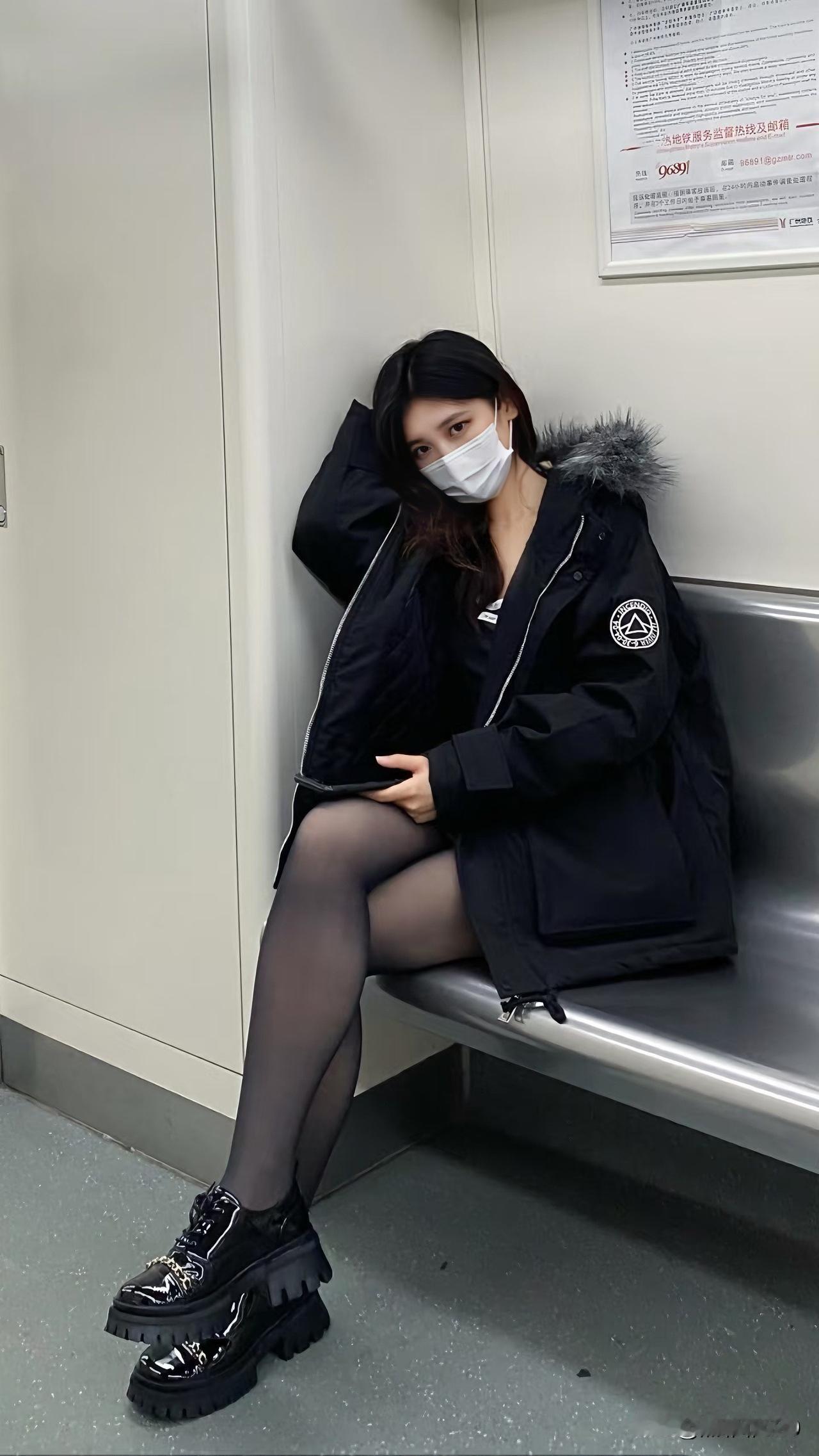 霸都的冬日时尚与双十一成果展示

近日，霸都气温波动明显，早晚寒风呼啸，中午却热