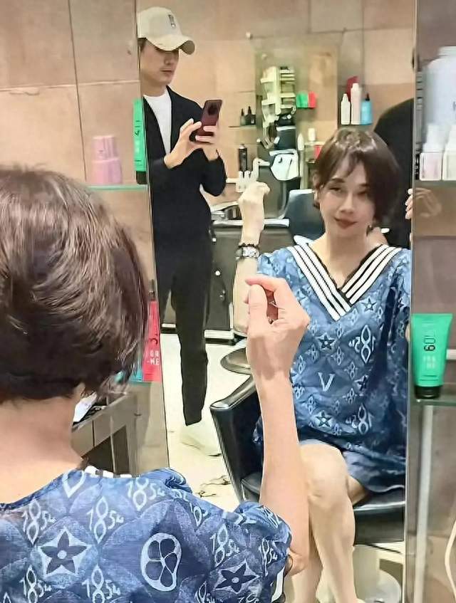 56岁陈松伶瘦成纸片人后，又剪短发，梦回林贞烈，丈夫张铎看呆了