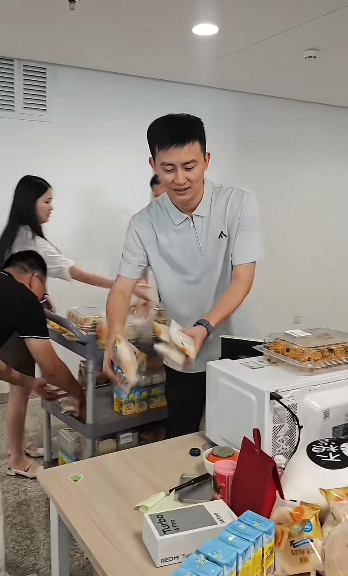武亮回归，民间版张雪峰立马没了流量，这说明什么，本主回来了，山寨就靠边站吧，前几