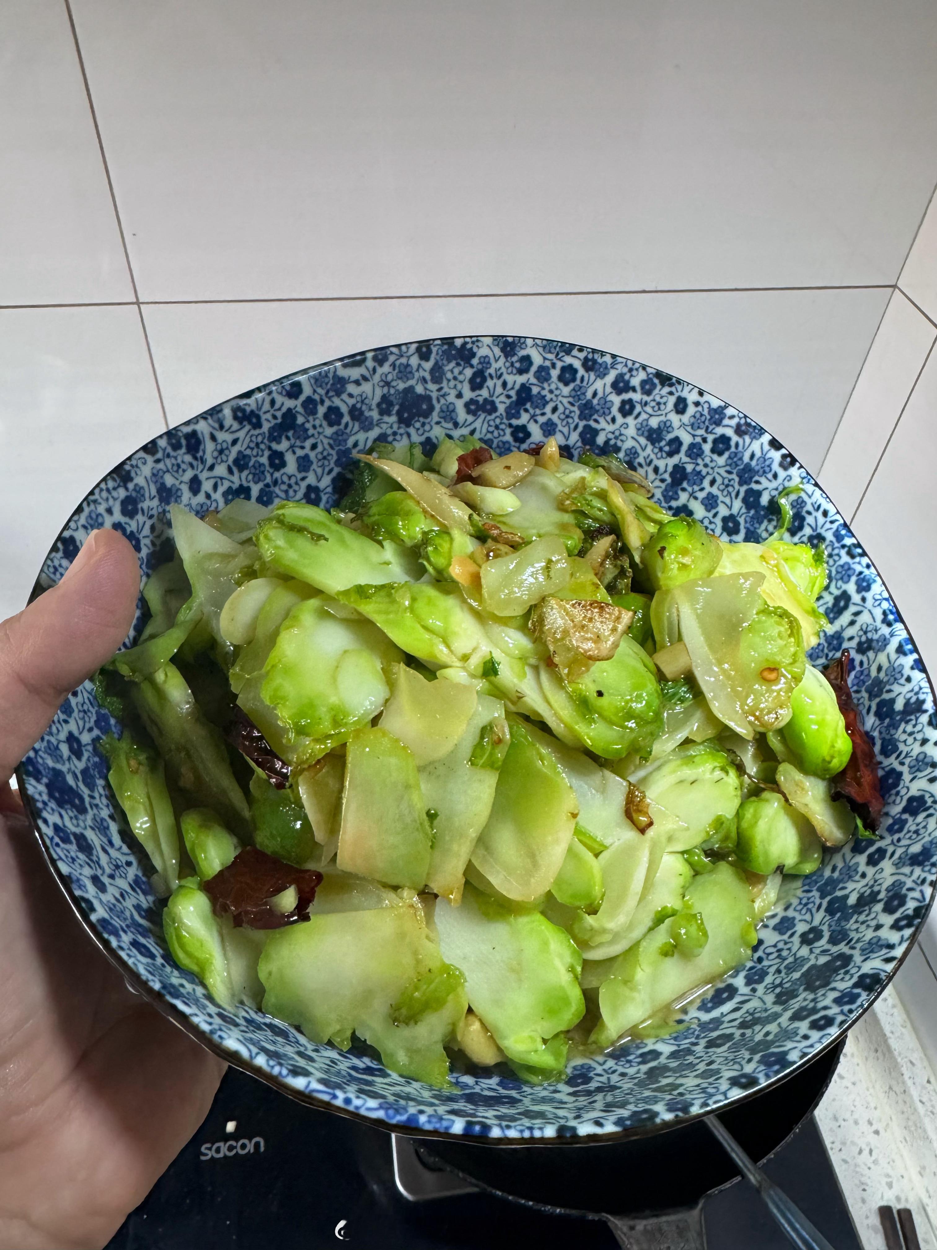 周末的快乐，普宁豆豉炒儿菜，鲜掉鼻子！配老家的石屏豆腐，放成臭豆腐油炸，折耳根蘸