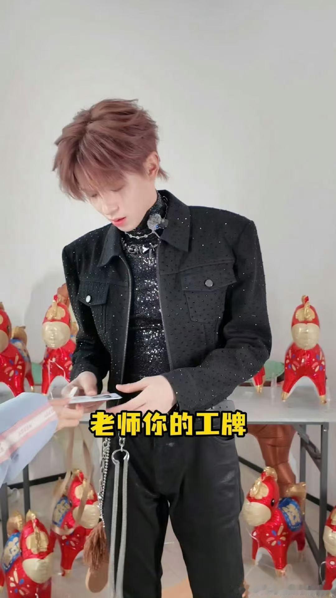 何浩楠腿长妈生的 何浩楠真的自带笑点，路透里的小细节和神回复太圈粉，天生大长腿加