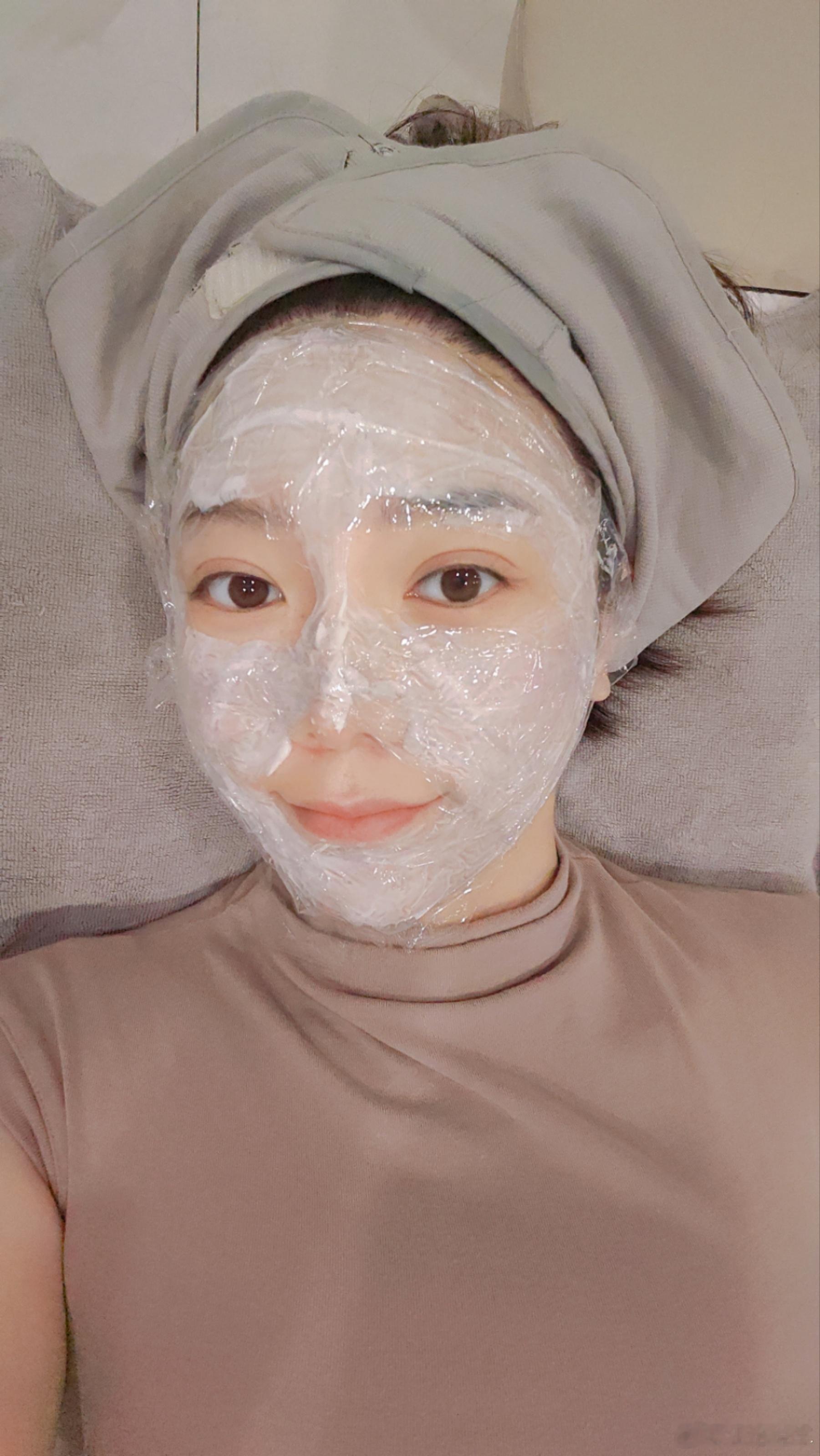 林允 水光后的针眼挺吓人林允真是好真实的女明星啊，做什么都大大方方的分享 ​​​