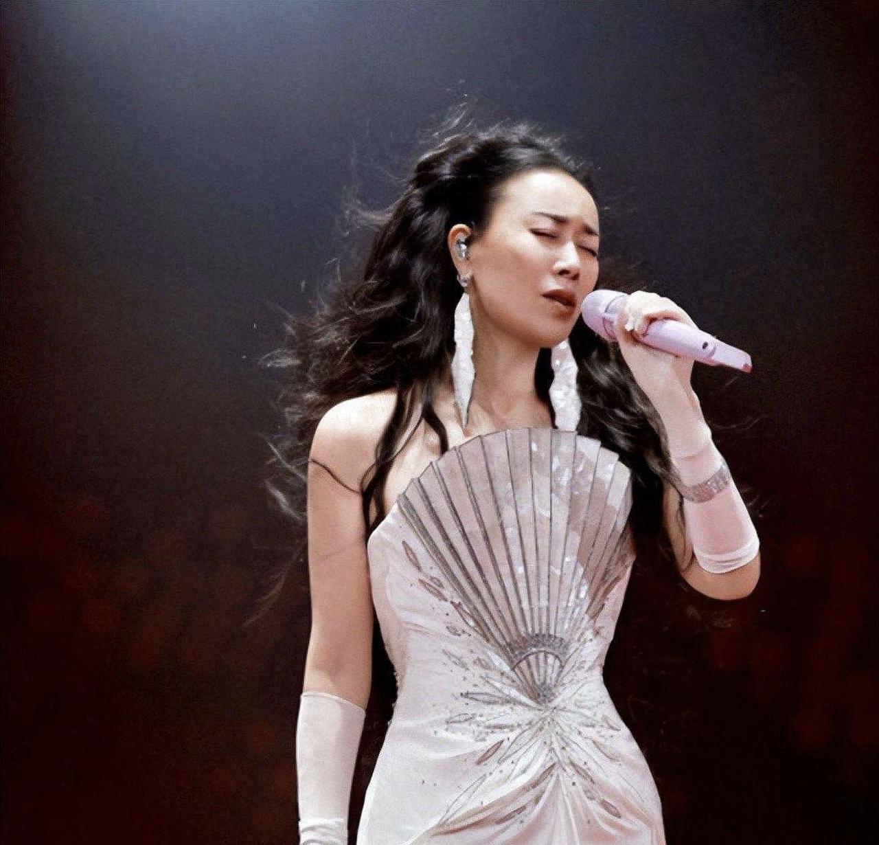 那英北京演唱会，看透圈内人情冷暖，尽显真实江湖地位
那英北京演唱会星光云集，王菲