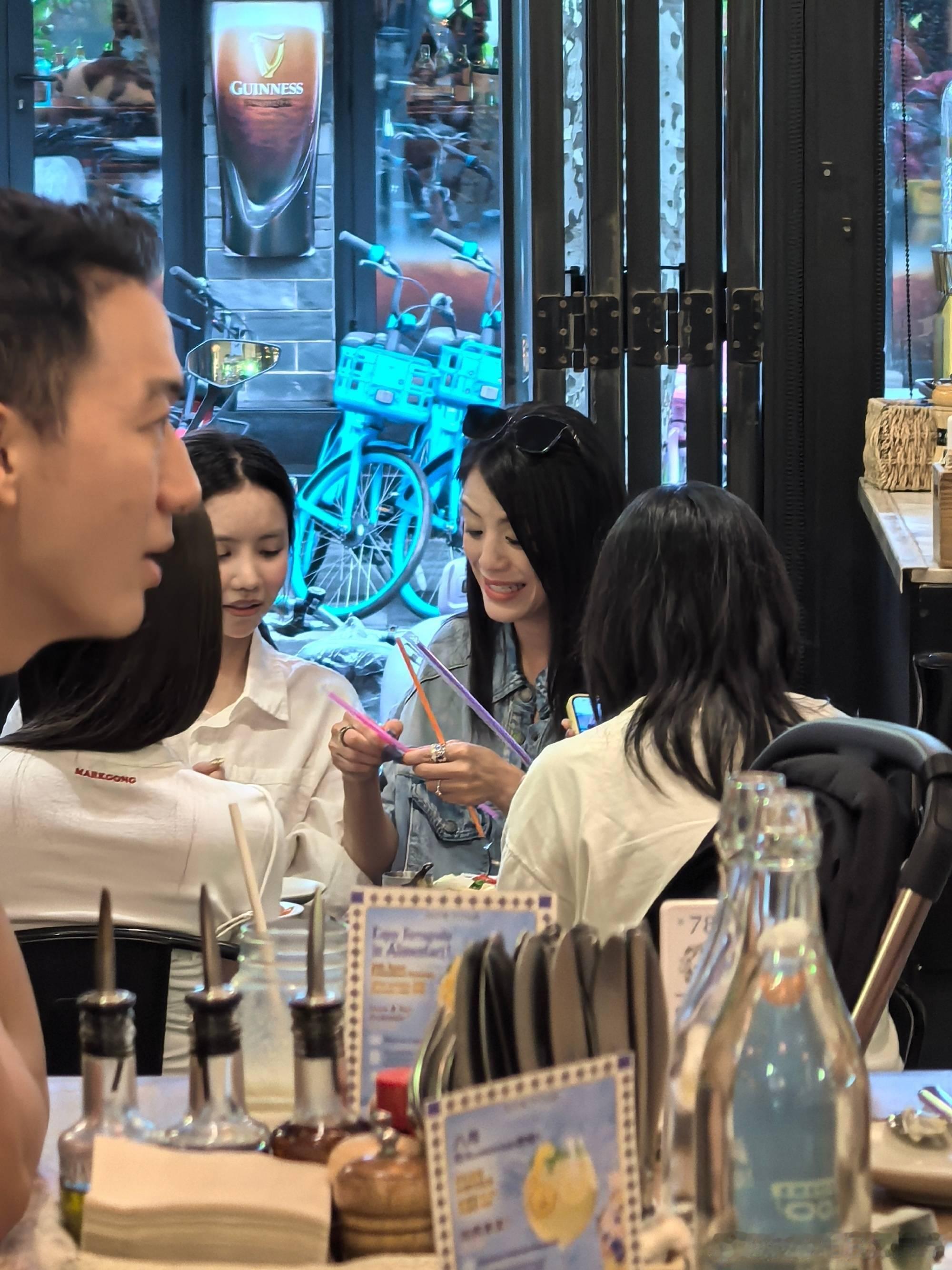 老球老晨吃起来 女孩们约饭约起来 