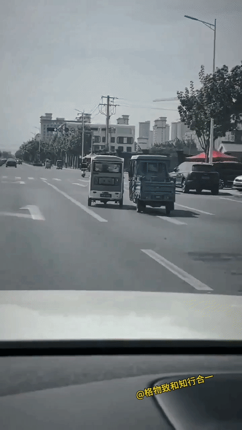 这俩人是杠上了
你不让我
我不让你
结果就是两败俱伤[笑哭]