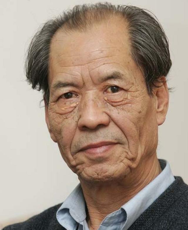 1993年，6年没有收入的陈忠实在家闲坐。突然一通电话打来，接完电话后，整个人瘫