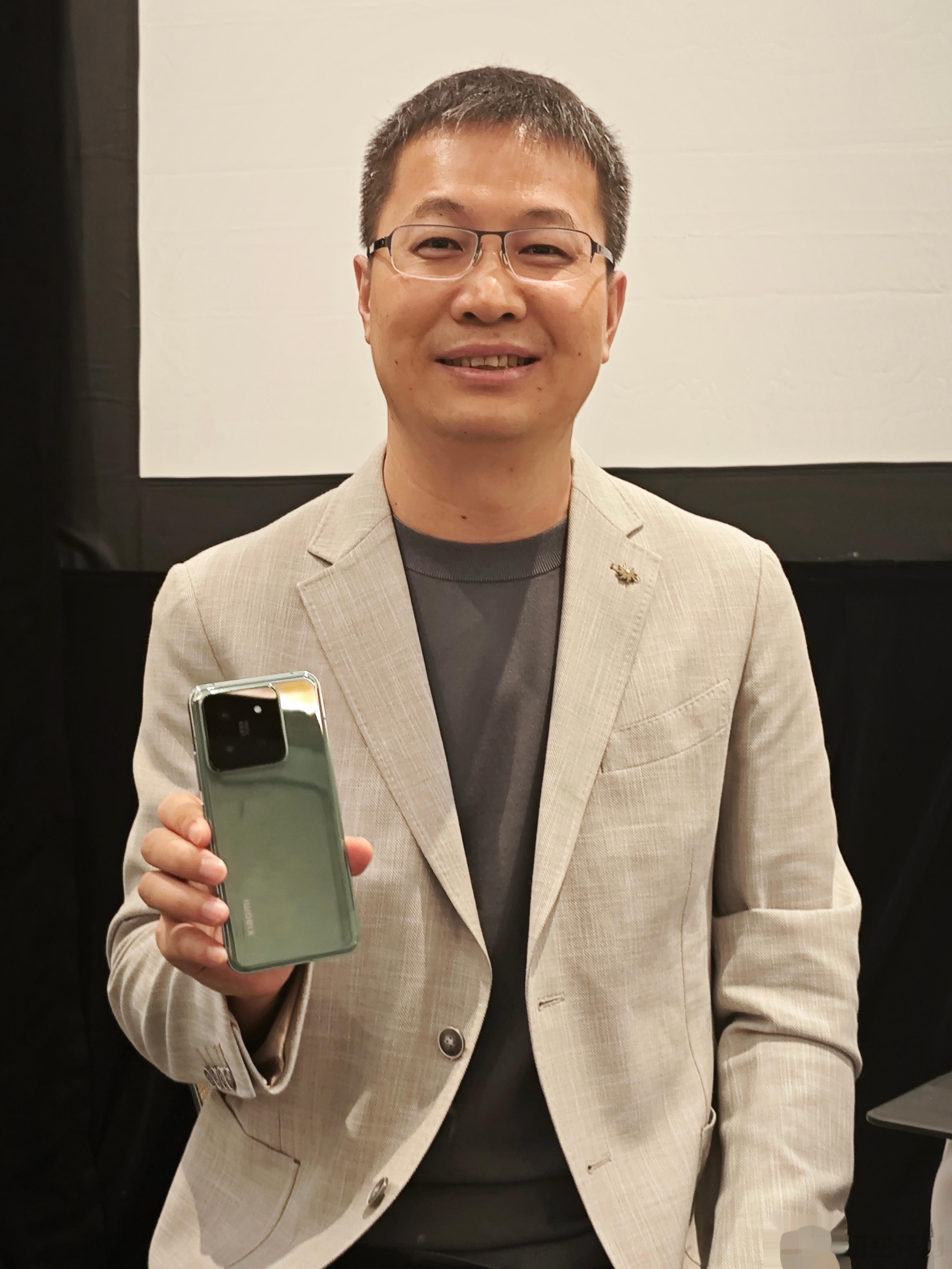 小米14外观首次泄密:这次是谁？答案:卢伟冰卢总，自家人泄露了真机图片[允悲]从