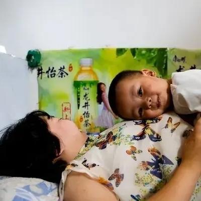 2011年，江西一男子不顾家人反对，娶瘫痪女子。新婚夜前夕，岳母支走宾客，凑到他