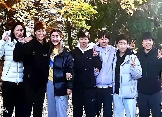 国乒女队这合照，陈梦的笑容甜到犯规！

她们一字排开，个个精神头十足。

陈梦站