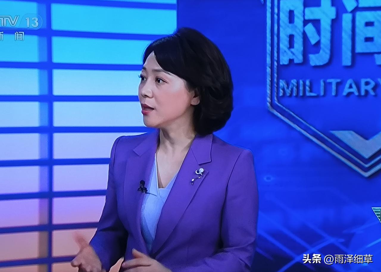 2026年6月6号，《军情时间》，劳春燕出镜，发型有改变，从侧面看，好像加了假发