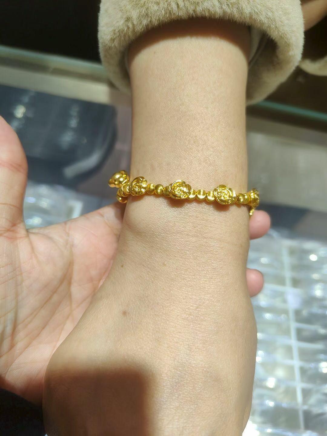 现货黄金突破5000美元关口，格陵兰摩擦与央行需求支撑买盘。周一，现货黄金价格飙