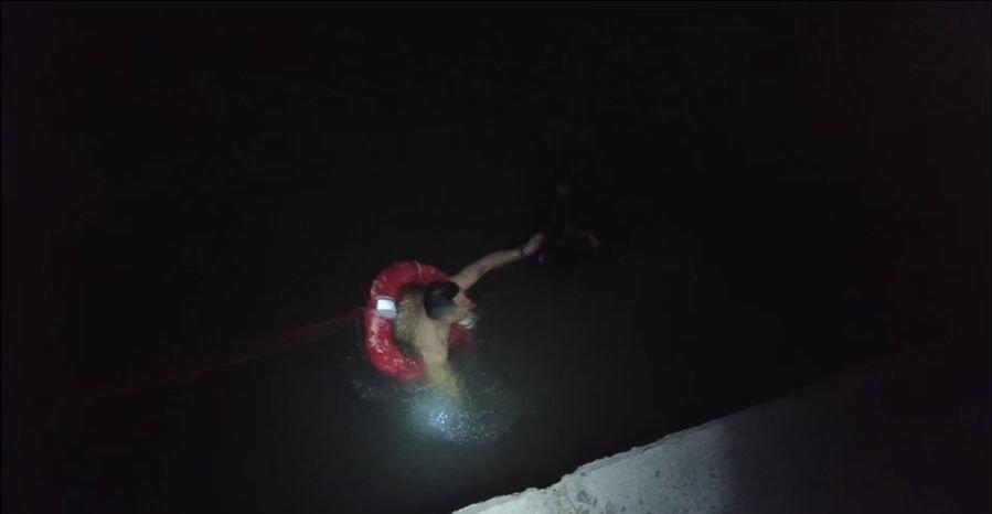 凤凰新闻【市民深夜落水，民警奋不顾身跳河救援】夜幕降临，民警纵身跃入冰冷刺骨的河