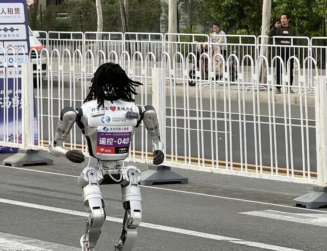 机器人跑马拉松，这次看到的就是一大堆的骗子公司……有网友发文说，​一年半之前，人