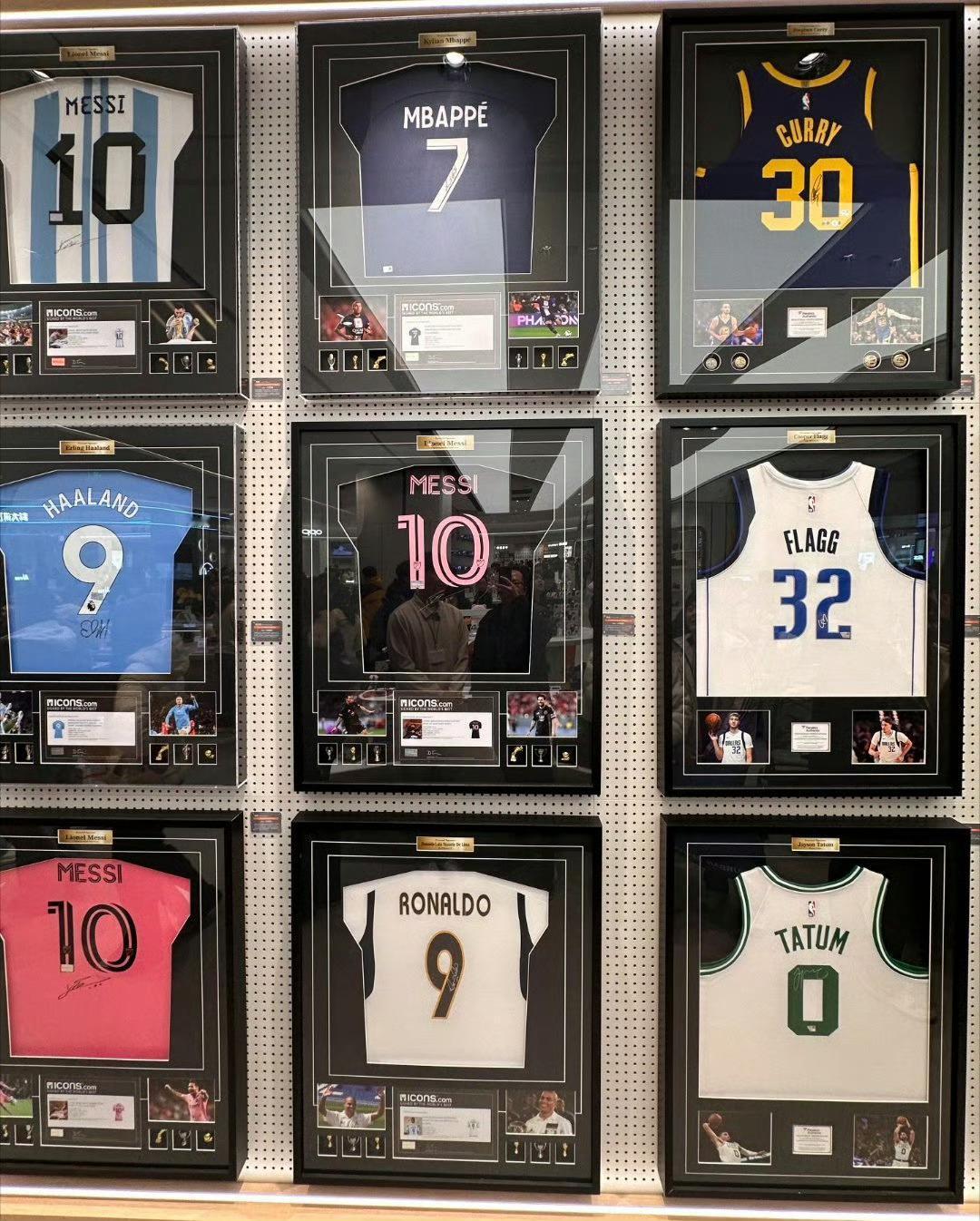 胖东来售卖梅西签名球衣 小胖你真可以啊，豫排联赛你要不联动一下，今年四强有开封洛