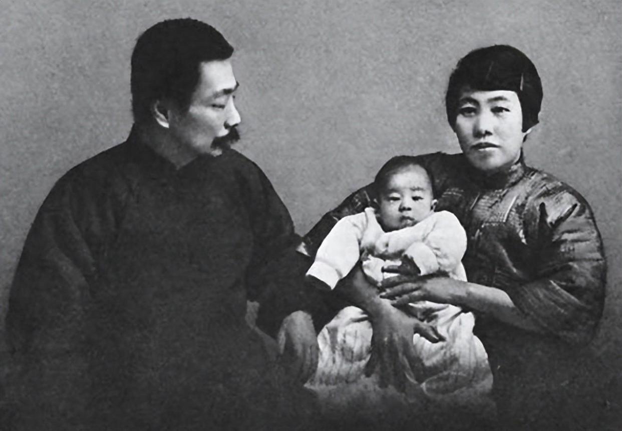 1929年鲁迅和许广平避孕失败，许广平意外怀上了儿子，一直想丁克的鲁迅，看到儿子