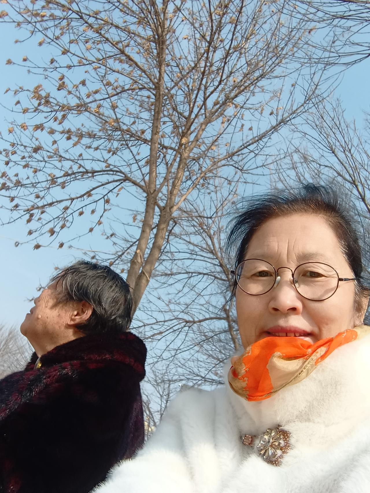 照顾父母养老真不是件容易事儿。经济压力首当其冲，像农村出来的打工夫妻，在城里租房