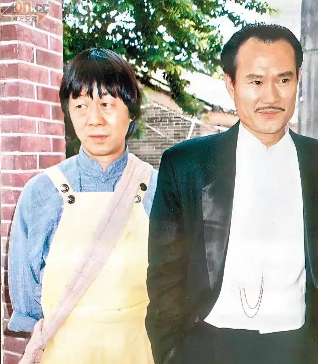 90年代初，许冠英和林正英，一张罕见的留影，照片中的林正英西装革履，看起来非常英