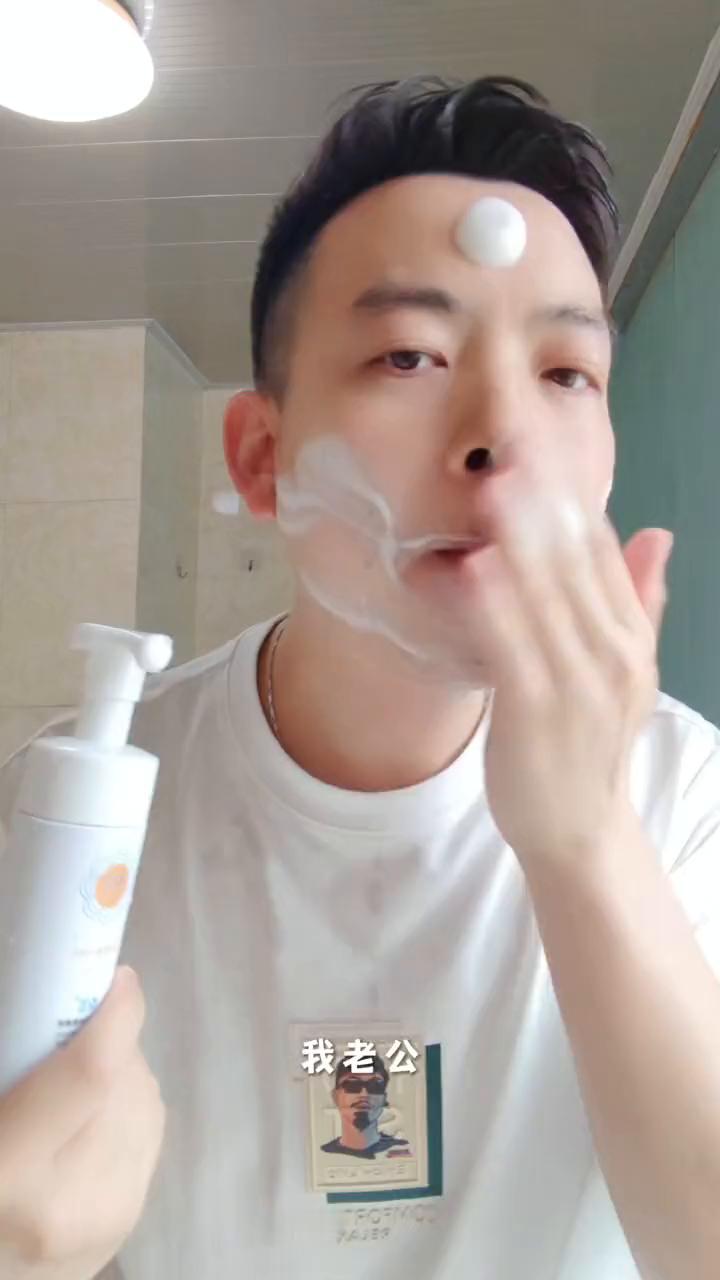 我老公自从用了这个洗面奶，我就再也看不上其他的了。这款悦蕾玫瑰莹润净颜慕斯也被称