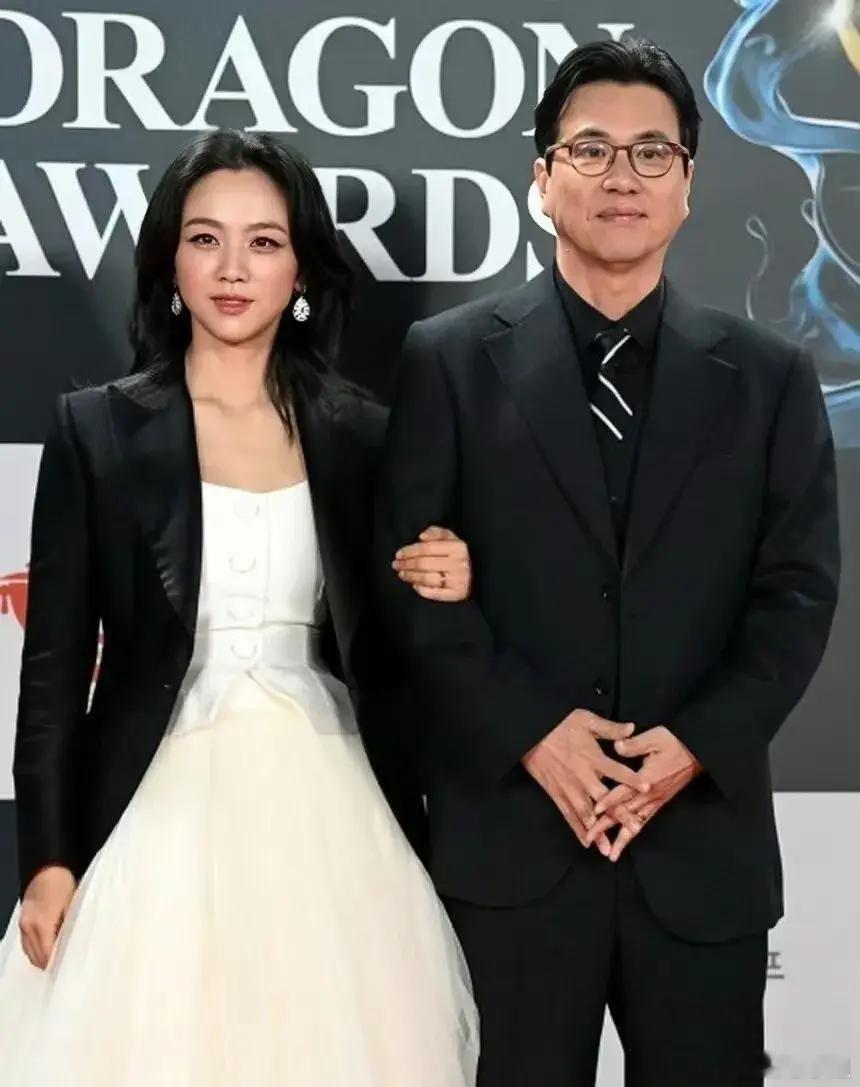 汤唯一看就是被老公宠着生活，毕竟两个人站一起好像父女。 