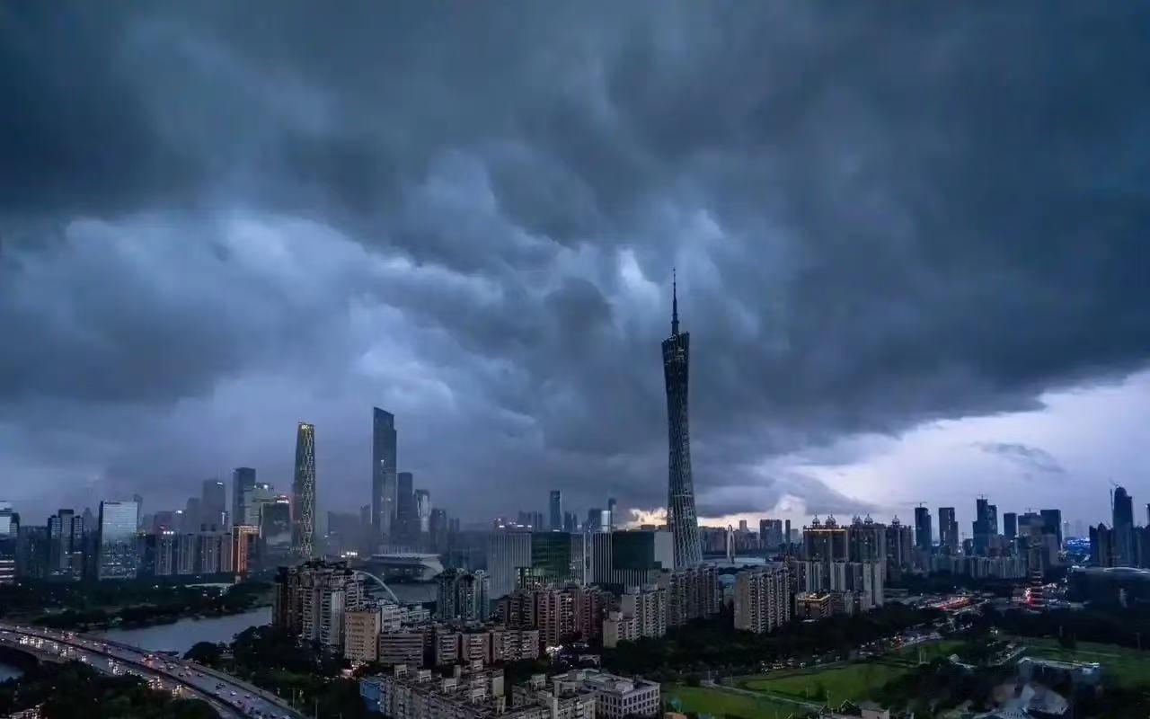 广东人被雷雨暴击了 广东的湿热就像个粘人的小妖精，周末想出去透透气，结果被闷得没