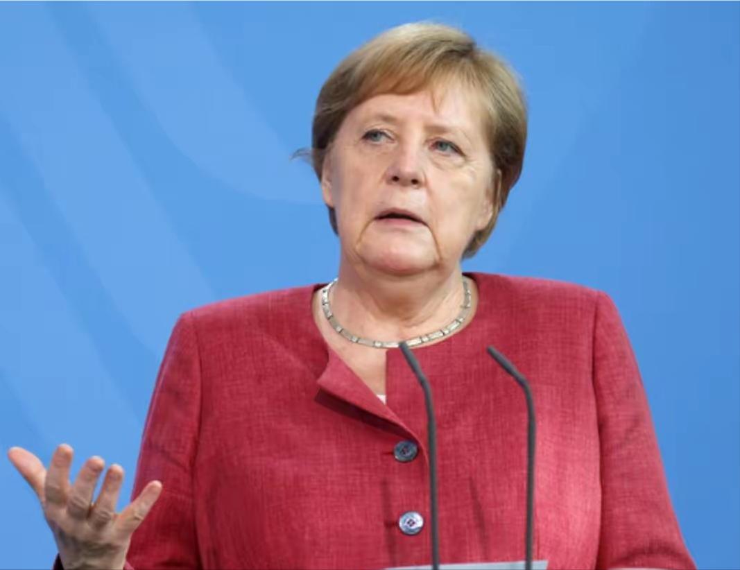欧洲到了生死存亡时刻，默克尔出山指出一条明路！默克尔明确指出，欧洲现在不能主动疏
