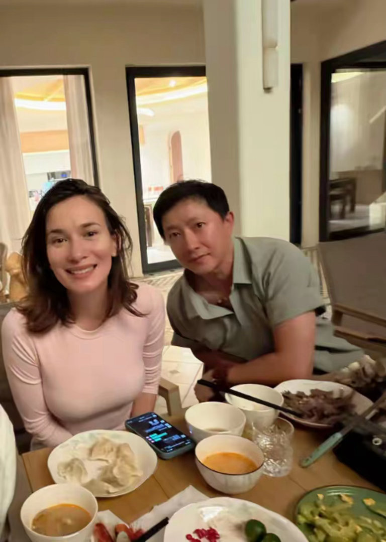 韩庚和妻子与友人聚餐，素颜皮肤黑眉毛好淡，卢靖姗状态比他好 