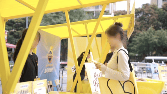 重庆大学生人手一个自愿上学的袋子 重庆大学生人手一个自愿上学的袋子，这是直接把袋