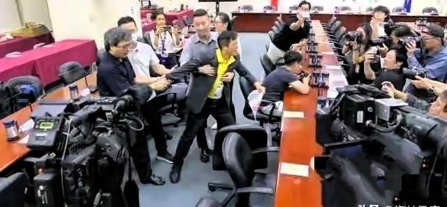 郑丽文记者会遭独派闹场，美国学者质问矢板明夫：你会以对待有人抗议汉奸石平的标准来