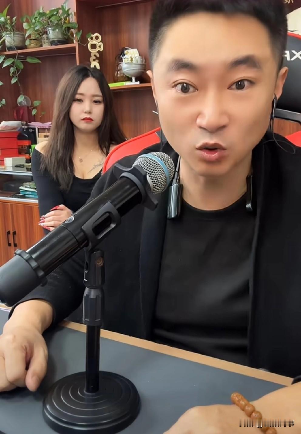 小胖内涵九天卖的是鹿血而不是鹿茸血，并预测此九天鹿茸血事件最后会不了了之！

 