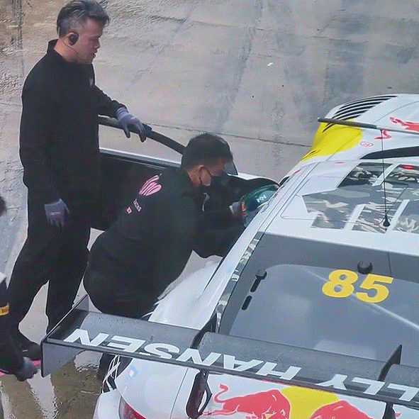 就这样揪着宝的天线把宝拎出来王一博