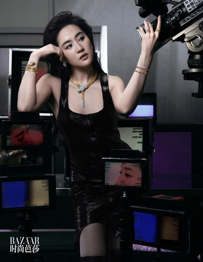 刘亦菲11登芭莎杂志   刘亦菲蛇头高珠   刘亦菲 11 登芭莎，蛇头高珠堪称